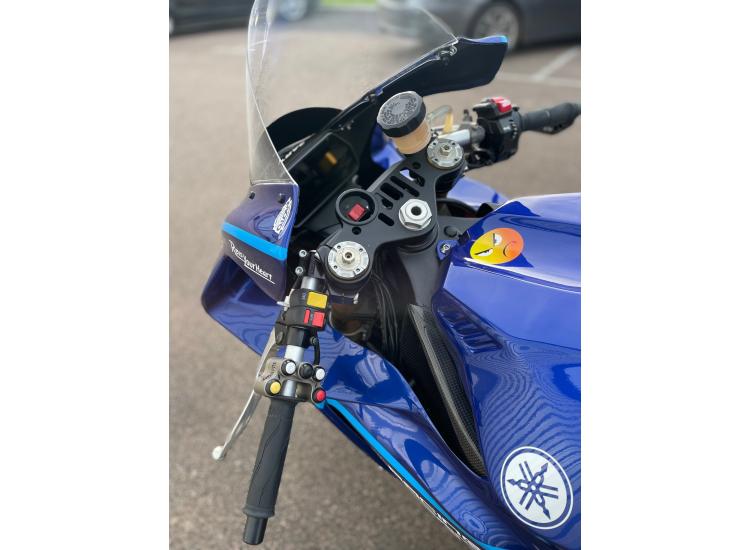 YAMAHA YZF 1000 R1