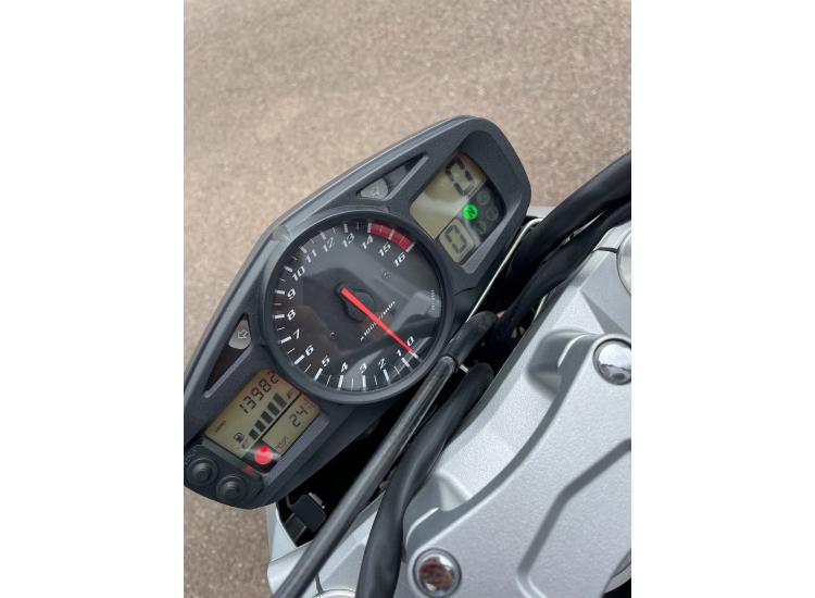 SUZUKI GSR 600