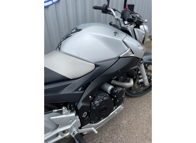 SUZUKI GSR 600
